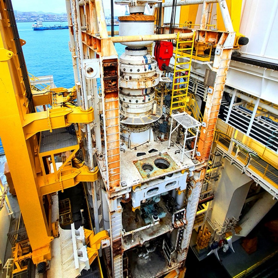 The drilling deck of an offshore platform above the sea.